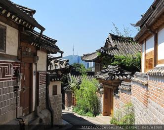 這裡現有 400 餘棟宅屋, 被 指定為韓國的民俗資料保護 區 以茅草覆蓋的屋頂 石頭 砌成的院牆以及用架木取代 門戶的民宅, 質樸可愛 至今 仍有人在這裡居住