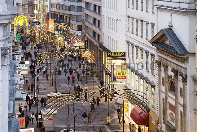 Staatsoper) 之間, 坐落著奧地利最古老的百貨公司 Kärntner 大街是維也納市中心真正的心 臟, 街上林立著酒店 精品店和著名的美食市場 Kärntner 大街 - 第一區聞名遐邇的 步行街 - 是 金 U 字 的重要部分, 與 Kohlmarkt 和 Graben 大街並稱維也納最獨特的購物街 城市中的商舖和商店獨具維也納特色, 廣受當地人和遊客喜愛, 邀您尊享維也納式購物體驗