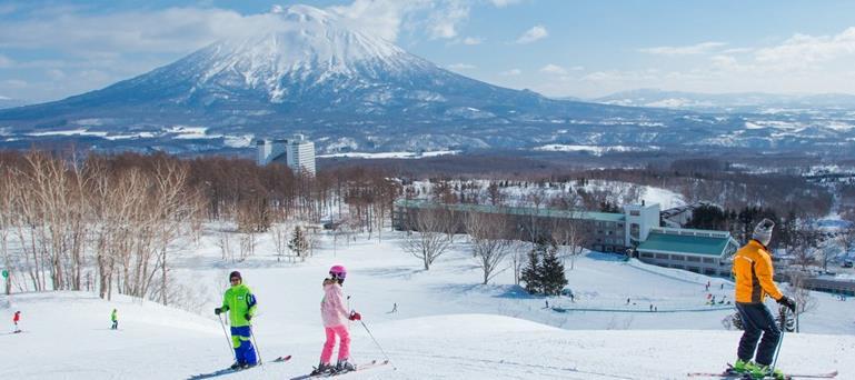 現凡訂購套票可以優惠價格租借各項滑雪器材及裝備 滑雪課程及兒童托管服務, 讓大人小朋友全方位享受滑雪樂趣 租借滑雪器材及裝備 成人 Powder Ski 或 Snowboard 滑雪套裝 (Skis+Boots+Poles/Board+Boots) 成人 Mid-Range Ski 或