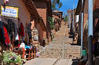 3,400), 抵達後經庫斯科前往 親切諾 Chinchero 古鎮參觀, 並造訪參觀印加人家傳統植物染手工藝