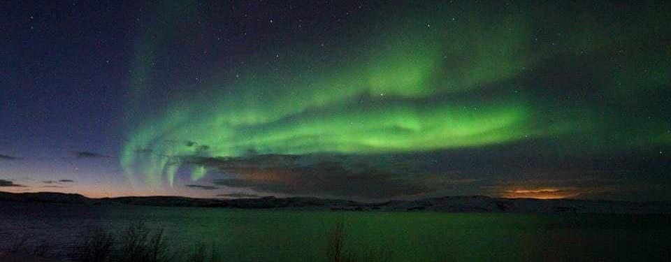 ENAV10 千百年來神秘而美麗的現象, 成為北極圈範圍內珍貴的大自然景觀 其形成原因是 : 太陽風和地球磁場在離地球