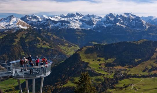 我們特別安排搭乘 古董火車 前往纜車搭車處, 之後特別安排全新 雙層纜車, 登上 1900 公尺的石丹峰峰頂, 在此您可眺望瑞士經典風景, 大大小小的湖泊及阿爾卑斯山就在您的眼前 爾後前往前往瑞士蜜月之鄉及渡假勝地 - 盧森, 位於瑞士中央的盧森湖畔, 如水晶般瑩澈眩目的湖水, 盪著如詩似畫的景象, 作曲家華格納在盧森湖畔的戀情, 貝多芬微醺的月光曲, 洋溢音韻的寧緻城鎮, 素有 湖畔巴黎