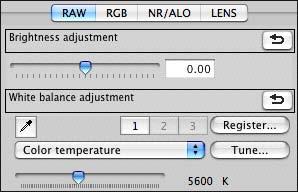 執行進階本節介紹如何使用視窗中工具板上的進階調整功能 本節介紹使用 [RAW] 及 [RGB] 工具板上的進階功能進行的調整及 [NR/ALO] 與 [LENS] 工具板上的各項功能 使用色溫調整白平衡 您可設定色溫的數值以調整白平衡 從 [ 白平衡調整 (White balance adjustment)]