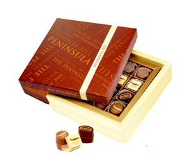 以這款喜氣的巧克力禮盒, 歡慶馬年的到來 高貴的紅色禮盒內含多款精選巧克力, 包括兩款歌帝梵巧克力大師專為馬年而推出的全新創作 HK$ 320 US$ 42 289.