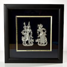 這兩件精美的裝飾品生動地刻畫了繫摩和悉多這對來自印度史詩 繫摩衍那 的夫妻 Wayang