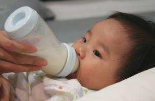0-6 個 月 的 生 活 照 顧 以 配 方 奶 哺 餵 寶 寶 -4 特 點 哺 餵 方 法 沖 泡 方 法 步 驟 三 將 奶 嘴 放