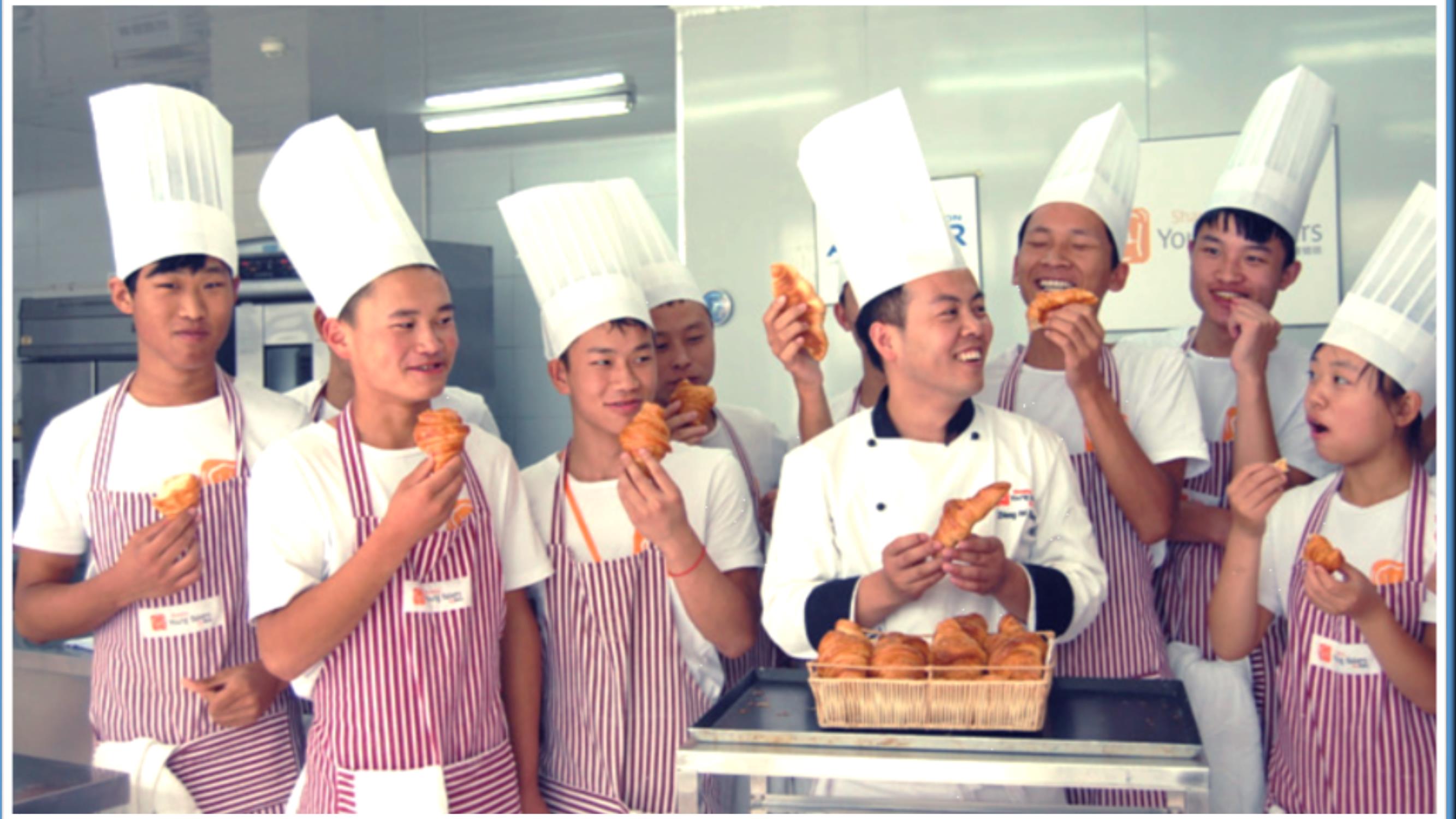 体 验 烘 焙, 助 力 慈 善 We are a charity program that provides a one-year free training in French bakery and pastry to marginalised Chinese youth aged 17 to 23, enabling them to find qualified jobs and lead