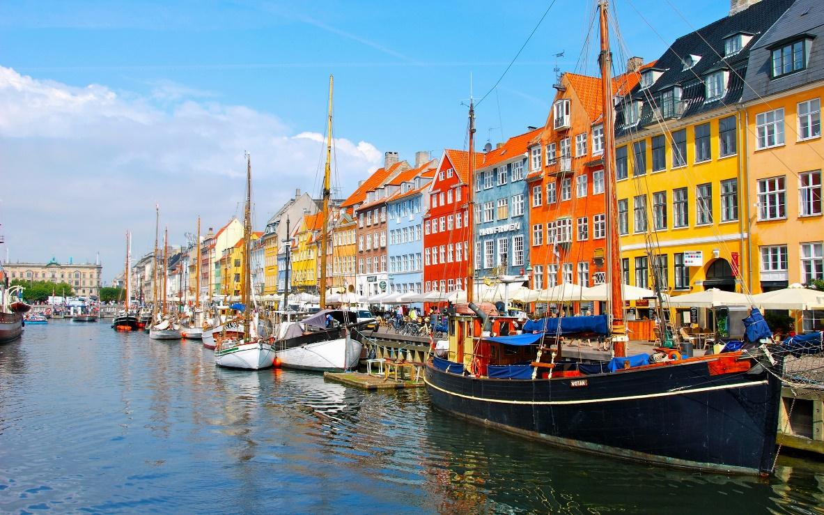 丹 麥 哥 本 哈 根 Copenhagen 美 麗 及 充 滿 活 力 的 城 市 丹 麥 (Denmark) 首 都 哥 本 哈 根 (Copenhagen) 是 一 個 美 麗 及 充 滿 活 力 的 城 市, 建 城 於 1167 年, 在 1406 年 她 成 為 丹 麥 的 首 都, 她 的 名 字 在 丹 麥 文 是 Kobenhavn 意 思 是 商 人 及 港 口 永 恆 的