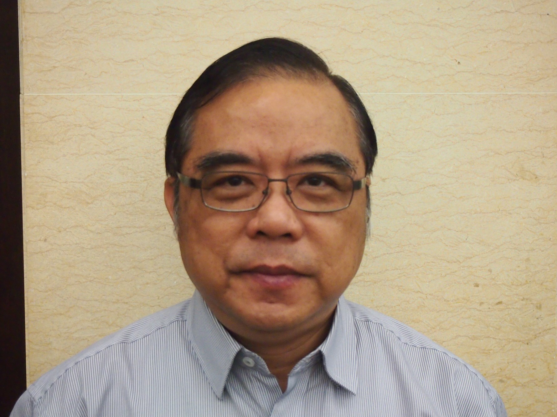 江 牧 师 早 年 毕 业 于 马 来 西 亚 圣 经 神 学 院 ( 马 圣 ) 及 新 加 坡 神 学 院 目 前 在