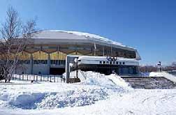 滑冰 : 花式滑冰 短道競速滑冰 真駒內公園室內滑冰場 Makomanai Indoor Skating Rink 地址 : 日本北海道札幌市南區真駒內公園 1-1 主要國際運動賽事 : 第 11 屆冬季奧運會