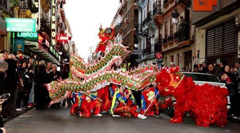 孔院园地 瓦伦西亚庆新春街头舞龙舞狮表演 La danza del dragón y león en la cabalgata del Año Nuevo Chino en Valencia.