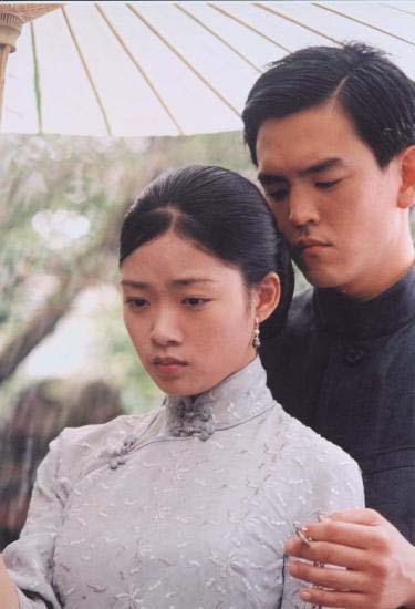 El futuro suegro de FengMu (el hijo de la señora Wu) quería que estudiara cultura occidental. Entonces la señora Wu presentó a Andrés que enseñara a su hijo FengMu.