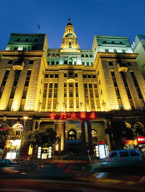 在锦江酒店大家庭中, 有一批融合了中西建筑文化风格的历史悠久的酒店, 它们是上海滩酒店建筑文化的瑰宝