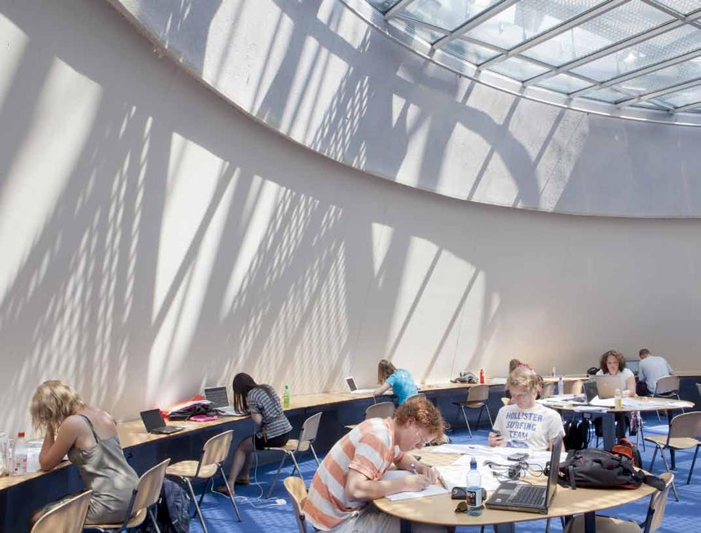 102 Ruimte en licht en een rustgevende akoestiek zijn voor het ontwerpen van een bibliotheek blijvende waarden.