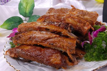 90 Zweimal gekochtes Schweinebauchfleisch mit Peperoni (J,L) S17 水煮牛肉 13.90 Rindfleisch mit Sojasprossen in Scharfsoße (J) S18 黑椒牛柳 13.90 Gebr.