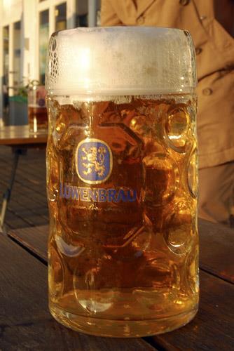 慕尼黑啤酒节 活动一共举行 16 天, 到十月的第一个星期天为止, 举行的地点是一个叫做