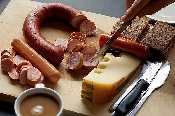 德国香肠 sausage 传统的德国早餐, 香肠 黄油面包加咖啡 德国人都有点重口味, 德国人尤其喜好香肠 (German