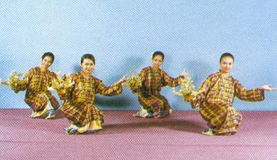 Inai): 这是一种家喻户晓的马来土风舞, 柔佛州尤其著名 以马六甲建国历史为背景, 描述国王从麻河逆流而上的情景