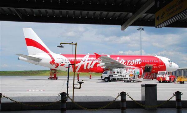 六 向兰卡威出发 1 到达马来西亚 吉隆坡有两个主要的飞国际航班的机场 分别是LCCT和KLIA 亚航飞机 吉隆坡国际机场 Kuala Lumpur International Airport, 或简称KLIA 位于吉隆坡以南约50公里处 IATA机场代码是KUL 用KLIA快铁 KLIA Ekspres