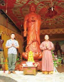 Quý Thầy và nghệ nhân Nguyễn Hữu Thạo bên Tôn tượng Phật A-di-đà Hoạt động tại xưởng điêu khắc gỗ của một nghệ nhân điêu khắc gỗ
