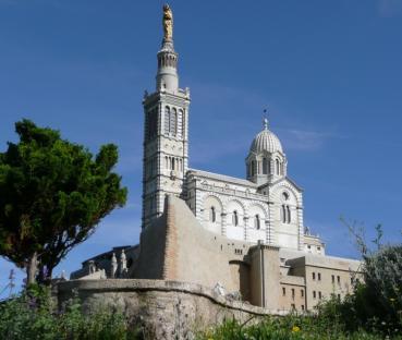 Charles de Gaulle-Notre dame de la garde basilica(admission)-the Vieux Port 守護聖母聖殿 是馬賽的象徵, 建于 150 米高的一個山丘上, 可以俯望馬賽全城, 以及眺望地中海風景, 非常壯觀 大教堂主體建築上方有一座金色的高達 9.