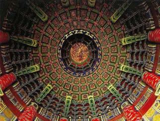 学 color imperial, situada en la puerta sur mientras los oficiales trasladaban las tablas sagradas hasta el Trono del Cielo en el Altar Circular, donde se realizaban los rezos y las ofrendas.