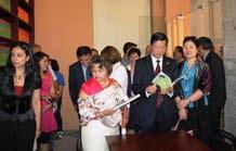 Estela Morales felicitó al Instituto Confucio en la UNAM por este logro, ya que es la biblioteca más grande especializada en el idioma chino que existe en México, y agradeció al embajador de China el