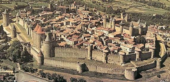 第五天 9 月 11 日星期日波爾多 圖盧兹 市內觀光 卡爾卡頌古城 世界文化遺產 Bordeaux Toulouse City Tour Carcassonne UNESCO 酒店餐廳享用自助式早餐 卡爾卡頌古城 充滿中古世紀風味的卡爾卡頌古城, 西元十世紀, 原本屬於唐佳威爾家族的城堡, 於十二世紀實收歸皇室所有, 並且成為軍事要地, 加以擴建 後來隨著法國版圖的擴大, 戰略地位日漸衰退,