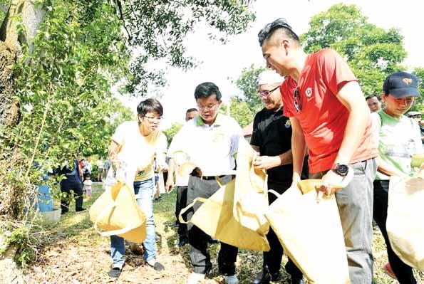June 16 30, 2018 15 Let s go plogging with CM Story by Victor Seow Pix by Darwina Mohd Daud THE first official plogging activity in Penang took place on June 10 at Taman Tunku in Seberang Jaya which