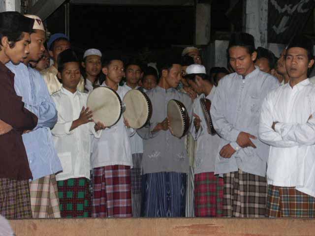 專題研究 : 馬來西亞與印尼的宗教與族群 61 參 年 2003 年 2 4 蘭 Lempuyangan 參 賈 Al-mujahadah 例行 來 拉 來 樂 年 老年