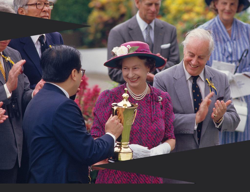 愛彼女皇盃 賽事歷史 1975 年, 英女皇伊利沙伯二世訪港, 為誌其盛, 香港賽馬會特別於該年 5 月 5 日舉行首屆女皇盃, 賽事的總獎金為五萬元 該屆女皇盃由英女皇伊利沙伯二世親自在跑馬地馬場主持頒獎, 得勝賽駒為張學文訓練的 利是吉, 該駒在馬來西亞籍騎師詹亞健胯下勝出當時為一項沙地 1500 米讓賽的女皇盃, 賽後英女皇伊利沙伯二世頒發獎盃予 利是吉 的馬主 Barma 先生及夫人
