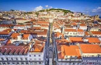 年與附近的貝倫古塔被列入世界文化遺產 住宿 : 五星級 CORINTHIA HOTEL 或同級酒店早 :--- 午 :--- 晚 : 中國餐館 第 2 天里斯本 ~ 科英布拉 ~ 科英布拉大學 ( 入內參觀 ) ~ 波爾圖 ~ 聖佛朗西斯科教堂 ( 入內參觀 ) ~ 古城區 ~ 品嚐葡萄酒 ~ 杜羅河船河 Lisbon ~ Coimbra ~ Coimbra University ~ Porto