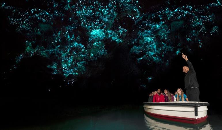 第一天 : 香港 Hong Kong 奧克蘭 Auckland 第二天 : 羅托魯瓦 Rotorua 地下迷宮 維多摩螢火蟲洞 Waitomo Glow Worm Cave 抵達新西蘭後前往聞名於世的七大自然奇觀 維多摩螢火蟲洞, 洞內有嶙峋怪異的鐘乳石, 本團安排乘坐小船欣賞成千上萬螢火蟲發出藍綠色螢光, 讓您彷彿置身星空中 晚上可自費於酒店附近的波里尼西亞溫泉浴浸浴, 抒緩一日的疲勞!