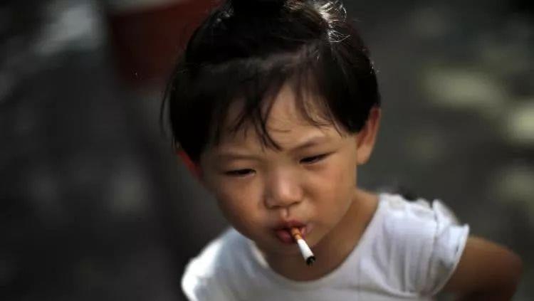 国内控烟资讯 烟草消费税再度提税时不我待专家建议每包烟加征 3-4 元从量税 只要存在低价烟, 它就会像一个诱饵一样, 用可以获得的价格, 引诱青少年继续吸烟 文 / 南都记者吴斌发自北京距离 2015 年中国提高烟草消费税已过去整整三年 最新数据显示, 上一轮 烟草提税, 烟价上涨,