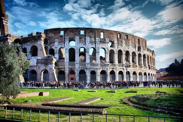 2 角斗场(COLOSSEUM) 古罗马竞技场罗马斗兽场 Colosseum 亦译作罗马大角斗场 罗马竞技场 罗马圆形竞技 场 科洛西姆 哥罗塞姆 原名弗莱文圆形剧场 Amphitheatrum Flavium 建于公元72至82年 间 遗址位于意大利首都罗马市中心 它在威尼斯广场的南面 古罗马市场附近 竞技场的功能 性设计也非常合理 角斗士从何处出入 在哪里休息 猛兽关在哪里