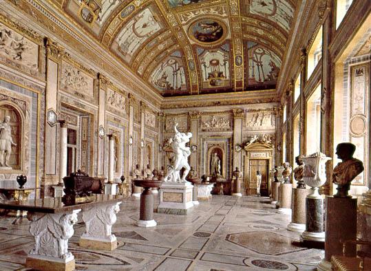 波各赛美术馆本来是西皮奥内 波格赛枢机大臣的别墅 他是贝尼尼的赞助者 也是著名的 收藏家 1613年建成的这座巴洛克风格的别墅直接改成了美术馆 陈列品以他的收藏品为中心 一楼展示雕刻 二楼展示绘画 美术馆中收藏了大量贝尼尼作品 其中最重要的是 阿波罗和达 芙尼 攻占普罗塞尔庇那 以及自己充当模特的 大卫 二楼的绘画收藏品中有拉斐尔的 基督的葬礼 提慈阿诺的 圣爱与俗爱 卡拉瓦乔的 达那埃 等