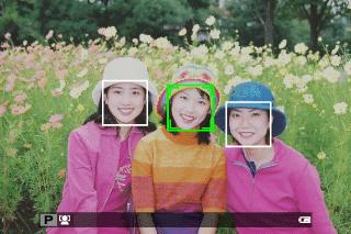 自动对焦设定 设定照相机在对焦模式 S 和 C 下选择聚焦区域的方式 多重 区域 半按快门按钮时, 照相机检测画面中心附近的高对比度拍摄对象并自动选择聚焦区域 手动选择聚焦区域 智能脸部优先可使照相机自动检测人物脸部, 并在强调肖像主体的拍摄中, 为画面任何位置的脸部设定对焦和曝光 拍摄集体肖像 ( 横向或竖直方位 ) 时请选择该功能, 以防止照相机对焦于背景 照相机在竖直和横向方位都可检测脸部