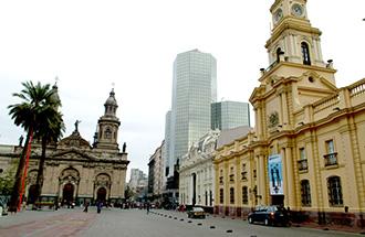 下午專車前往市區遊覽西元 1541 年所建立的 武器廣場 Plaza de Armas 大教堂 Cathedral 總統府 Presidential