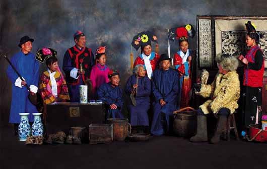 CULTURA Etnia Manchú Los manchúes son un grupo étnico, originario de Manchuria. Fueron los fundadores de la dinastía Qing que gobernó China hasta el año 1911.