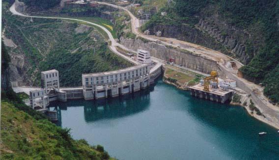 ( 五 ) 若干拱坝实例 (1) 东风拱坝 东风大坝位于贵州省乌江上游, 混凝土双曲拱坝, 工程主要用于发电 1984