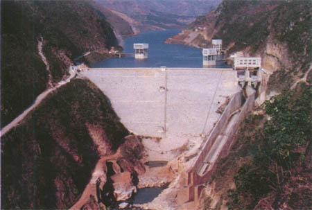 (3) 鲁布革粘土心墙堆石坝 ( 粘土心墙坝 ) 鲁布革水电站位于云南省与贵州省交界处,