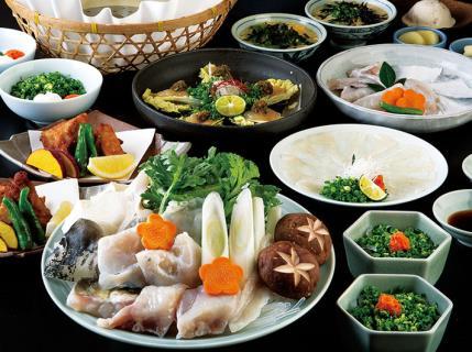 河豚料理 : 享 鱼中之王 美味 河豚鱼是日本人喜爱的高级食材, 营养丰富, 口味香醇, 素来被誉为