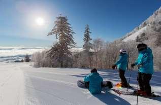繼續勇敢地向前滑行 搭乘纜車來到山頂遙望著整個雪場在您腳下, 不自覺哈 哈