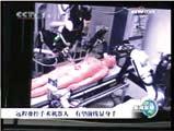 CCTV 新闻联播报道机器人用于战场远程手术 2009 年 5 月 15 日, 中央电视台晚 7 点新闻联播节目以 远程操控手术机器人有望前线显身手 为标题报道了由美国加州 Intuitive Surgical 公司制造的 达芬奇 机器人在远程遥控手术方面的应用消息 新闻联播说,