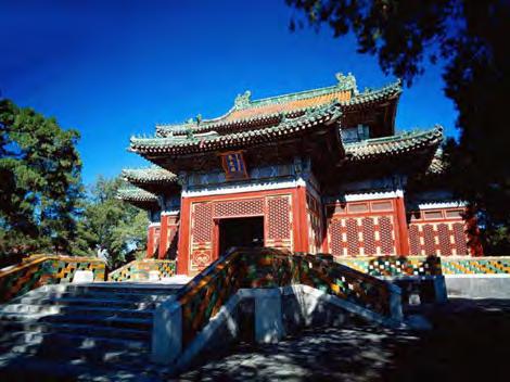 Construido en 1253 por el cuadragésimo octavo nieto de Confucio siguiendo el edicto imperial del emperador Zhao Yun (1224-1264) de la dinastía Song del Sur (1127-1279), fue reconstruido en multitud
