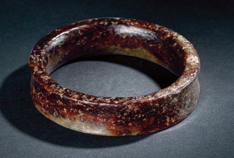 1408 A BROWN JADE BANGLE Song Dynasty (AD 960-1279) 8.2 cm. (3 1 /4 in.) diam.