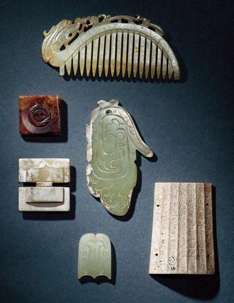 HKD: 10,000-15,000 USD: 1,300-1,900 1232 A JADE COMB AND A GROUP OF SIX JADE