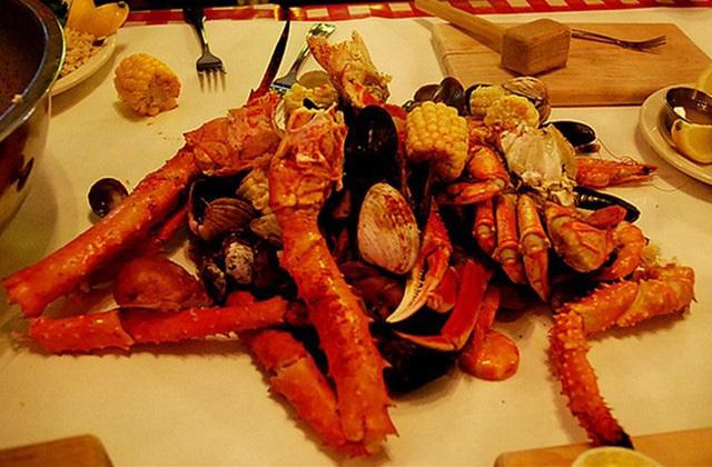 中国系列 11 Chris 宇昊 Eillott Bay 的港岸码头有很多餐厅, 是用餐的好地方, 这里推荐这里两家餐厅,The Crab Pot 和 Elliott's Oyster House.