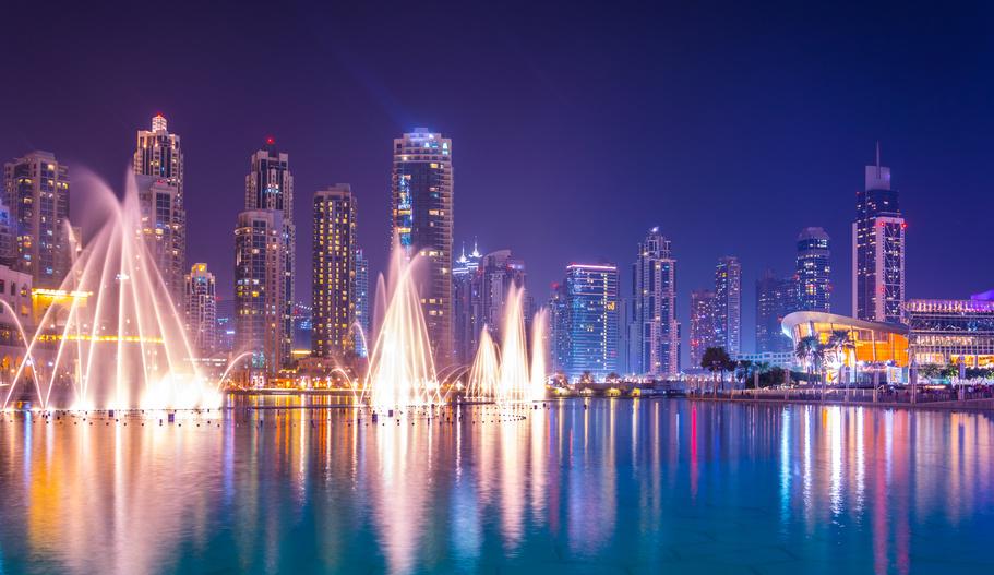 迪拜购物中心座落于哈里发塔下 面积达110万平方 米 是世界上最大的购物 娱乐 休闲好去处 您可以在1,200多间来自国际品牌到本土 设计师的店家购物