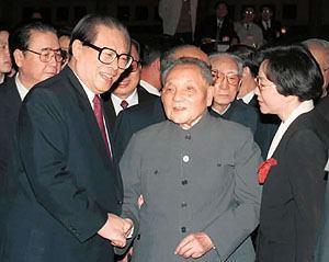 历届党章概述 十四大党章 : 提出 建设有中国特色社会主义的理论 的概念 1992 年 10 月, 党的十四大通过的党章, 第一次郑重提出了邓小平